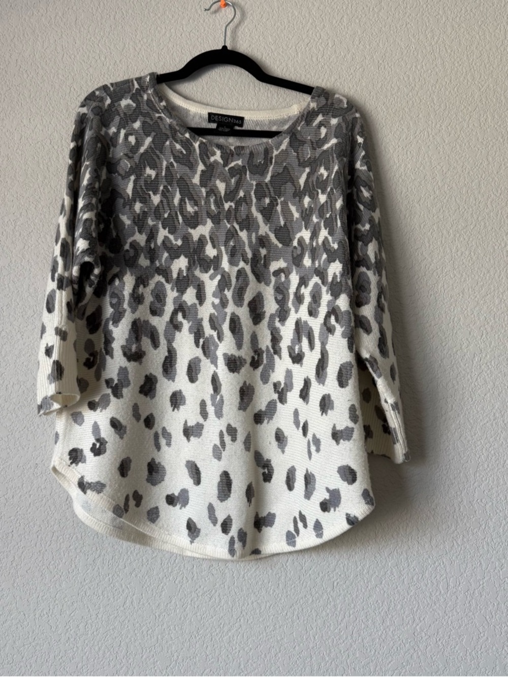 Design 365 Gray & Cream Leopard Print Sweater